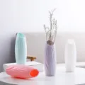 Geometrische nordische Blumenvasen aus Kunststoff in Blau, Rosa, Lavendel und Weiß - Wellenstruktur Stil (902) / Weiß