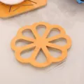 Petal-shaped hollow wooden coaster for kitchen heat protection and table decoration - Round Plum