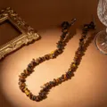 Primo piano di una collana artigianale in scaglie di pietra occhio di tigre naturale - Stile Occhio di Tigre (2)
