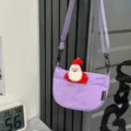 Sac à bandoulière minimaliste en tissu violet rembourré avec pendentif Père Noël - With santa claus pendant / Violet