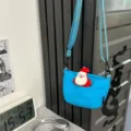 Sac bandoulière matelassé bleu élégant avec une peluche de Père Noël festive - With santa claus pendant / Bleu