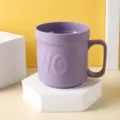 Minimalistischer lila Zahnputzbecher aus Kunststoff mit geprägtem Buchstaben-Detail - 301-400ml / Lila