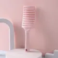 Brosse à cheveux rose courbée ergonomique pour massage du cuir chevelu et coiffage - Rose
