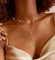 Vue détaillée d'un collier doré à deux rangs avec perles scintillantes et pompon en Y - 05金色五珠双层流苏链