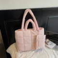 Modieuze roze gewatteerde puffer tote tas set met bijpassende etui voor de winter - Roze
