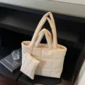 Beige gewatteerde gewatteerde draagtas met bijpassend klein tasje, minimalistisch design - Broken Wit