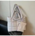 Minimalistische lichtgrijze gewatteerde shopper met een bijpassend klein ritszakje - Grijs