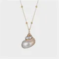 Vista dettagliata di una collana con ciondolo a conchiglia bordata in oro - Stile Conchiglia Lunga (XL3602)