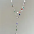 Vista dettagliata di una collana a Y a due strati con vivaci cristalli colorati - Collana a Strati Multicolore (Argento)