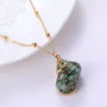 Dettaglio di un ciondolo per collana in conchiglia naturale con eleganti bordi dorati. - Stile Conchiglia Texturizzata (XL3602)