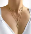 Vista dettagliata della collana dorata a strati con ciondoli a luna e stella. - Stile Luna Stella con Perline d'Oro a 3 Strati / Collana d'oro