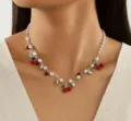 Collana con ciondolo a ciliegia con perle sintetiche e cuori su una catena d'argento - Stile Misto Ciliegia Cuore / Argento