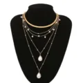 Elegante collana multistrato dorata con perle bianche e pendenti a goccia per donna - Stile Ciondolo Perla a Strati / 02 Oro
