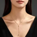 Elegante collana a Y placcata oro con perle delicate indossata da modella asiatica - Stile Nappa in Perla Artificiale (02 Perla Oro) / Perla Artificiale Oro