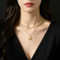 Dettaglio della collana dorata a due strati con ciondolo a conchiglia e perla - Stile Doppio Strato Catena d'Oro Sottile Conchiglia e Perla Artificiale (8)