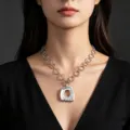 Primo piano di una audace collana d'argento con maglie grosse e un grande pendente. - Stile Catena Grossa (01) / Argento