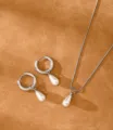 Dettaglio di una collana d'argento e set di orecchini di perle a goccia su cuoio - Ciondolo Ovale (XL3919) / Ovale Argento