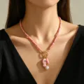 Collana boho di perline rosa con ciondolo a forma di pesce maculato e perla finta - Collana / Rosa
