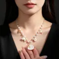 Collana in stile oceano con ciondoli a stella marina conchiglia e perle su una modella - Stile Tema Delfino d'Argento e Mare (1)