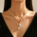 Collana bohémien con pesce in ceramica, perle, turchese e ciondoli a stella marina. - Collana / Bianco