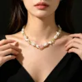 Collana stile marino con stelle marine bianche, perle e perline colorate indossata da modella - Stile Boho Perla Artificiale e Perlina Colorata Stella Marina (14)