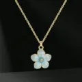 Deliziosa collana con ciondolo a fiore blu e catena d'oro, scatto di dettaglio per donna. - Blu