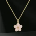 Elegante collana con catena dorata e ciondolo a forma di fiore di ciliegio rosa donna. - Rosa