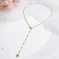 Vista dettagliata della collana a catena serpente dorata con perle e pendente a stella - Stile Pendente Stella / Stella Oro