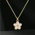 Collana con catena dorata dotata di un delicato ciondolo a fiore bianco a cinque petali. - Bianco