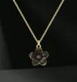 Collana con catena dorata e ciondolo a fiore nero per donna. Elegante gioiello di moda. - Nero