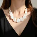 Dettaglio di elegante collana con dischi in conchiglia bianca per stile da vacanza - Bianco