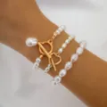 Dettaglio ravvicinato di bracciali in perle barocche con elegante chiusura a cuore - Set di 3 Braccialetti