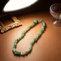 Dettaglio di una collana bohémien fatta a mano con frammenti di cristallo verde naturale - Stile Avventurina Verde (4)