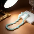 Dettaglio di pietre di cristallo azzurro naturale su una collana perlata fatta a mano. - Stile Acquamarina Blu Chiaro (7)