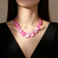 Elegante collana di conchiglie rosa su modella, gioiello perfetto per lo stile estivo. - Rosa