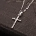 Dettaglio di alta qualità di una collana a croce hip-hop argentata con zirconi lucidi - Stile Pavé Strass / Argento