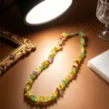 Collana bohémien fatta a mano con frammenti di cristalli naturali colorati - Stile Misto Giallo Viola Verde (9)
