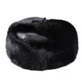 Vista detallada de gorro de invierno en piel sintética negra con detalle de lazo - L (58-60cm) / Estilo Cuero Negro Engrosado