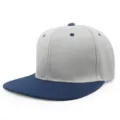Detalle de una gorra de hip-hop bicolor en gris y azul marino con visera plana sencilla - Ajustable / Gris + Azul