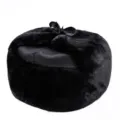 Vista detallada del sombrero de invierno negro de piel sintética con lazo de cinta decorativo - L (58-60cm) / Estilo Tela Negro