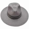 Vue détaillée du tissage de paille gris et du ruban à motifs de ce chapeau de soleil homme. - Taille unique / Gris