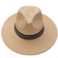 Détail d'un chapeau fedora classique en paille tissée beige pour hommes avec ruban noir - Taille unique / Kaki