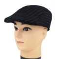 Detail einer gestreiften Schiebermütze für Herren auf einem Schaufensterpuppenkopf Modell - Einheitsgröße / Schwarz