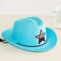 Vue détaillée d'un chapeau de cowboy en paille bleu pour enfant avec patch étoile - Taille unique / Bleu ciel