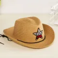 Vue détaillée d'un chapeau de paille cowboy pour enfant avec un écusson étoile. - Taille unique / Kaki