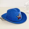 Détail d'un chapeau de cowboy en paille bleu pour enfant avec une décoration en forme d'étoile - Taille unique / Bleu saphir