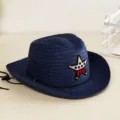 Détail d'un chapeau de paille de cowboy bleu foncé pour enfant avec un écusson étoile - Taille unique / Bleu marine