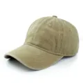 Detailansicht der gewaschenen Baumwolltextur und Nähte einer khakifarbenen Kappe. - Verstellbar / Khaki