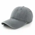 Detailansicht der Textur einer grau gewaschenen Baumwoll-Baseballkappe im Distressed-Look. - Verstellbar / Grau