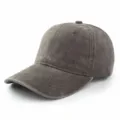 Detailansicht einer braunen Baseballkappe aus gewaschener Baumwolle im Vintage-Look. - Verstellbar / Kaffeebraun